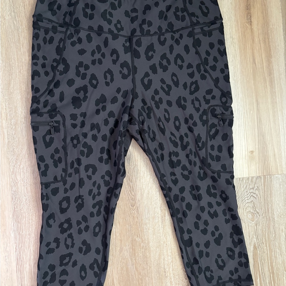 Torrid Happy Camper Capri Leggings four pockets size 2